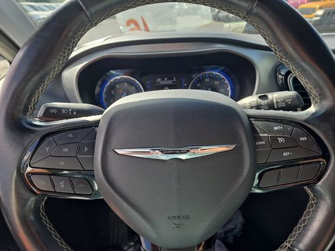 Used 2020 Chrysler Pacifica Touring w/ S Appearance Package FWD image 15