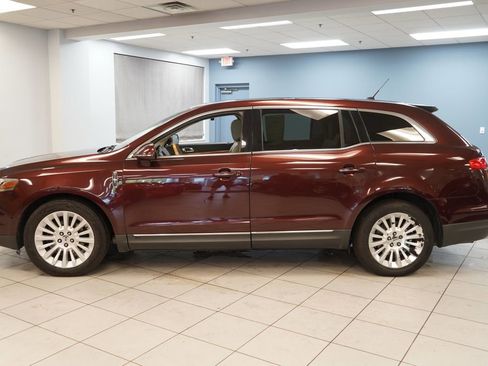 Used 2010 Lincoln MKT 2WD image 2