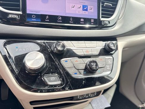 Used 2024 Chrysler Pacifica Touring-L FWD image 17