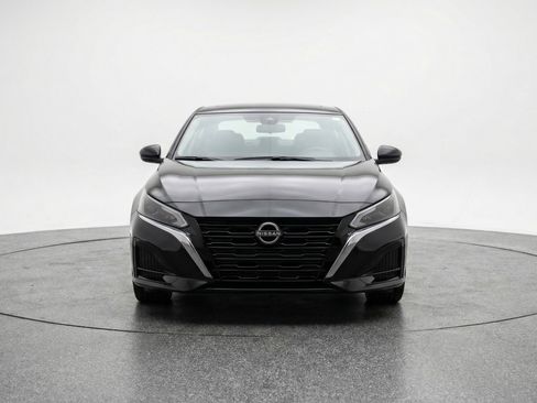Used 2025 Nissan Altima 2.5 SV FWD image 2