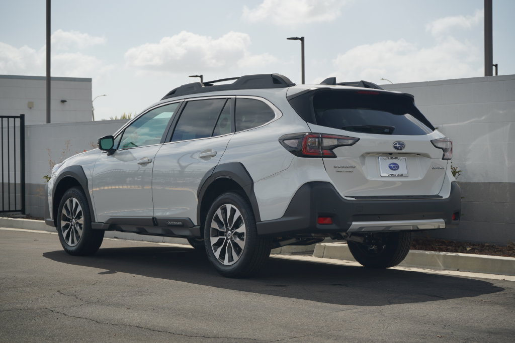 Used 2025 Subaru Outback Limited AWD/4WD image 3