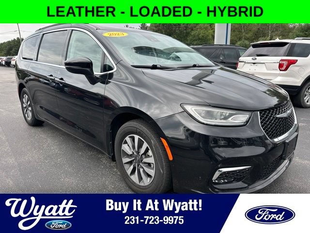 Used 2023 Chrysler Pacifica Touring-L FWD image 1