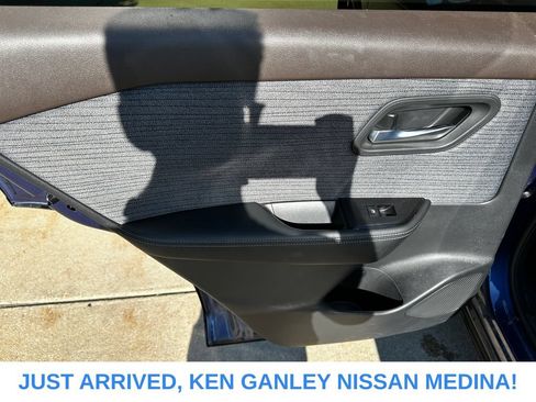 Used 2023 Nissan Rogue SV AWD/4WD image 16