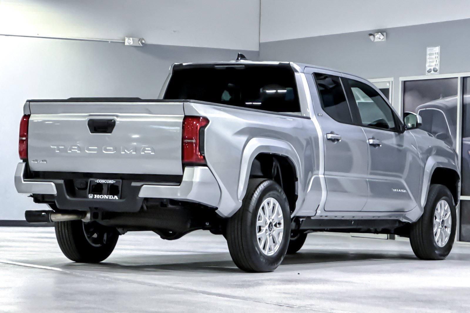 Used 2026 Toyota Tacoma SR5 AWD/4WD image 9