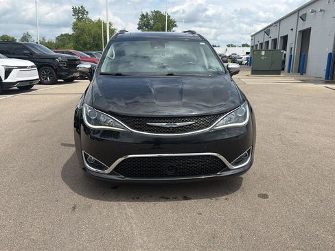Used 2017 Chrysler Pacifica Limited w/ Advanced Safetytec Group FWD image 8