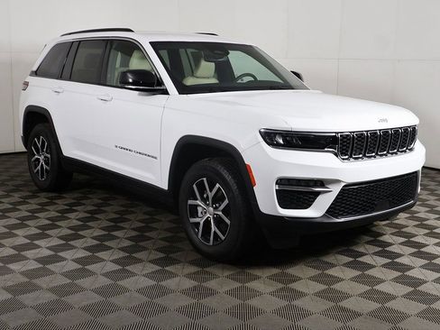 Used 2024 Jeep Grand Cherokee Limited AWD/4WD image 2