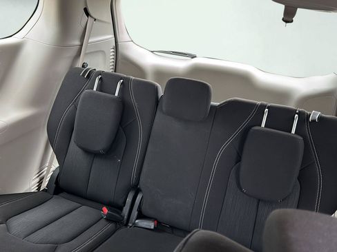Used 2022 Chrysler Voyager LX FWD image 17