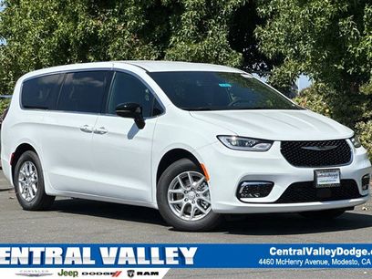 New 2026 Chrysler Pacifica Select