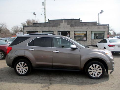 Used 2011 Chevrolet Equinox LT w/ Chrome Appearance Package image 2
