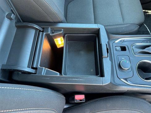 Used 2021 Chevrolet Traverse LT image 18