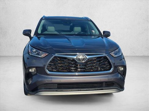 Used 2021 Toyota Highlander Platinum AWD/4WD image 2