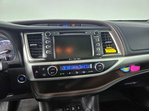 Used 2016 Toyota Highlander XLE AWD/4WD image 25