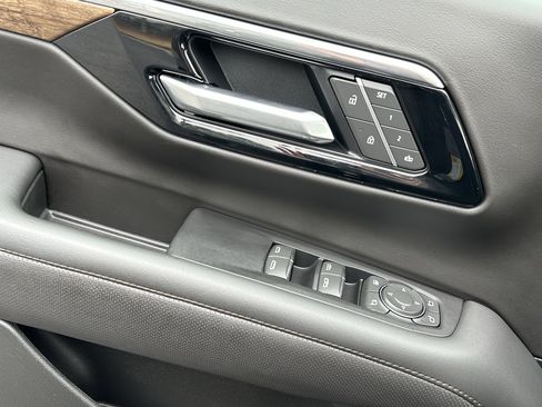 Used 2025 Chevrolet Suburban High Country w/ Sun And Tow Package image 15