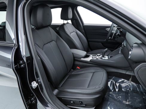 New 2025 Alfa Romeo Giulia w/ Driving Assist Package image 14