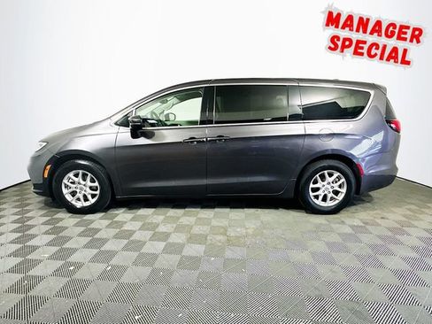 Used 2023 Chrysler Pacifica Touring-L FWD image 5