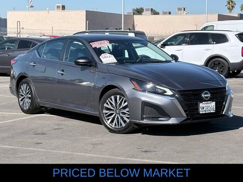 Used 2024 Nissan Altima 2.5 SV FWD image 2