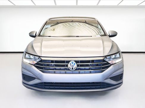Used 2021 Volkswagen Jetta SE image 2