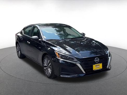 Used 2025 Nissan Altima 2.5 SV FWD image 4