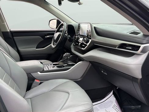Used 2022 Toyota Highlander XLE AWD/4WD image 15