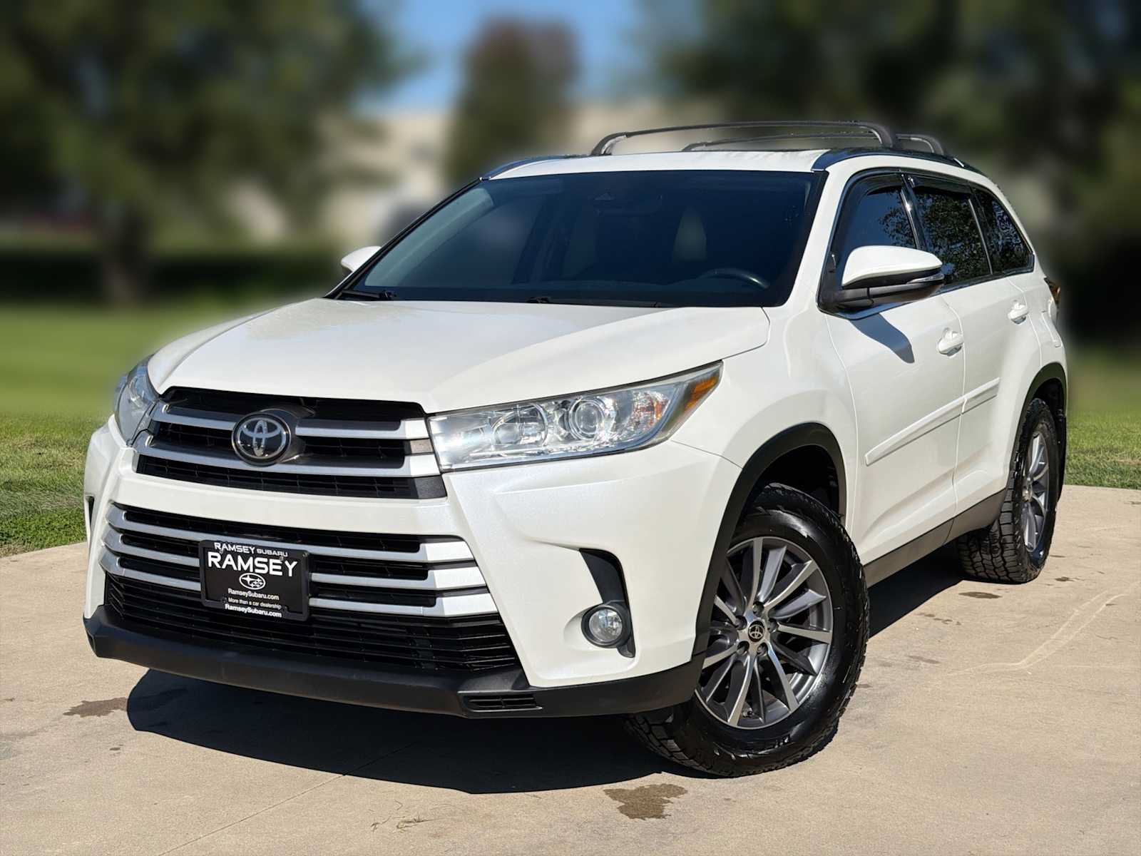 Used 2019 Toyota Highlander XLE AWD/4WD image 1
