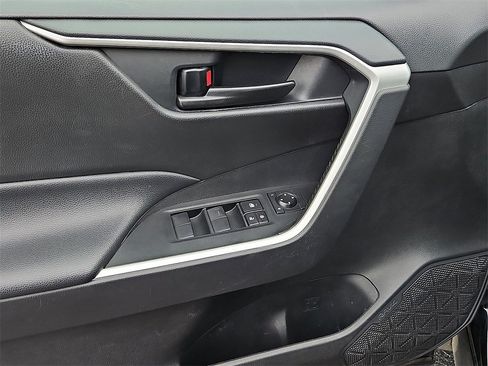 Used 2021 Toyota RAV4 LE image 18