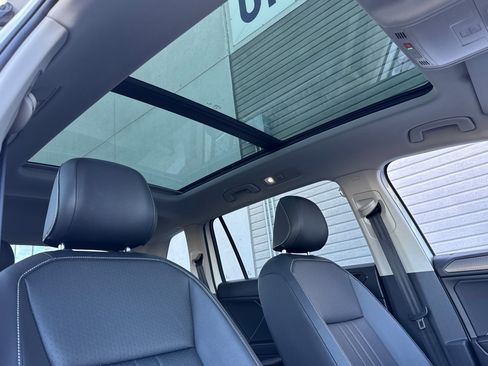 Used 2022 Volkswagen Tiguan SE w/ Panoramic Sunroof Package image 17