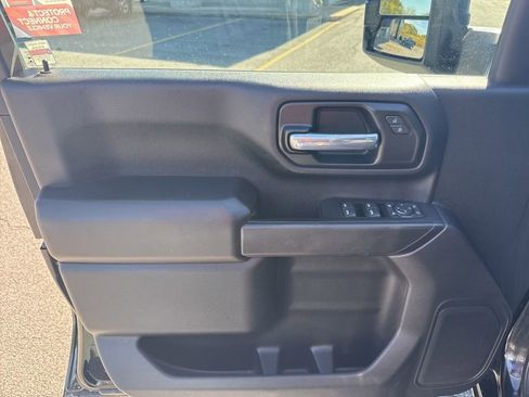 Used 2020 Chevrolet Silverado 2500 Custom w/ Custom Value Package image 11