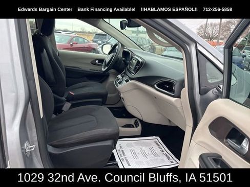 Used 2017 Chrysler Pacifica Touring w/ Tire & Wheel Group image 10