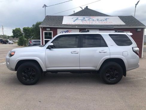 Used 2019 Toyota 4Runner SR5 AWD/4WD image 2