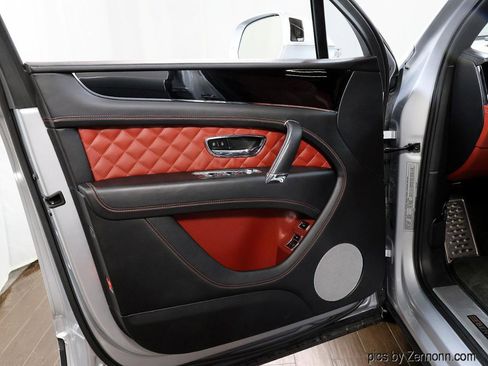 Used 2017 Bentley Bentayga image 32