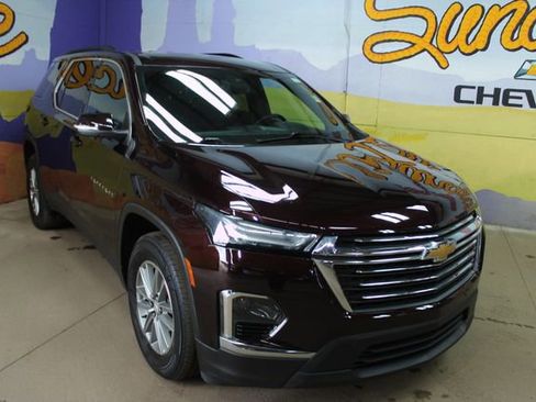 Used 2023 Chevrolet Traverse LT image 2