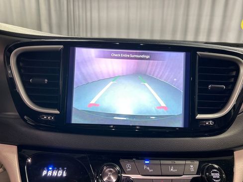 Used 2024 Chrysler Pacifica Touring-L image 18