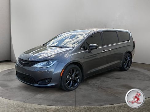Used 2020 Chrysler Pacifica Touring w/ S Appearance Package FWD image 3
