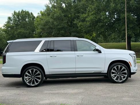 Used 2026 Cadillac Escalade ESV Platinum Luxury AWD/4WD image 10
