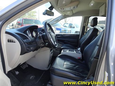 Used 2014 Chrysler Town & Country Touring-L w/ Driver Convenience Group FWD image 10