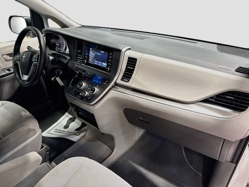Used 2020 Toyota Sienna L FWD image 28