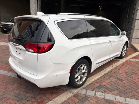 Used 2019 Chrysler Pacifica Touring-L Plus FWD image 3
