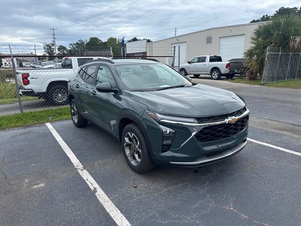 Used 2026 Chevrolet Trax LT FWD image 1