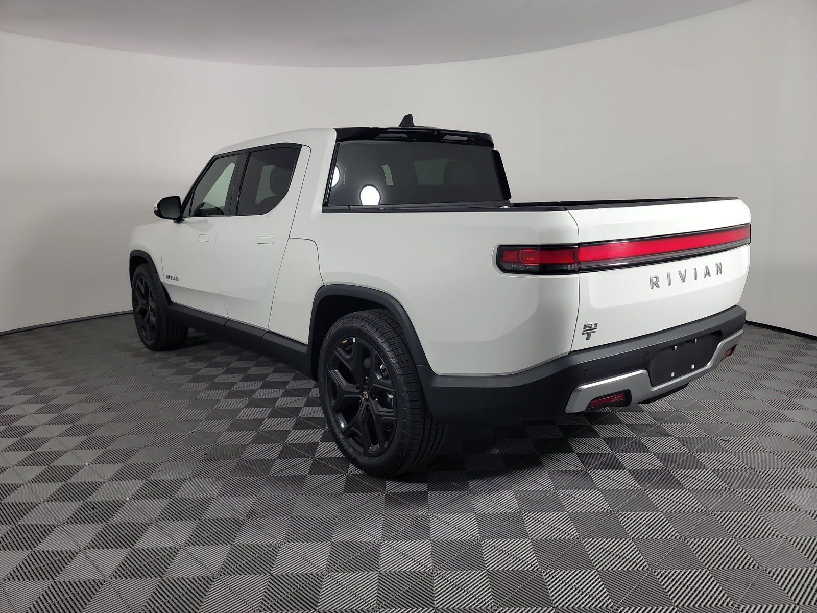Used 2024 Rivian R1T Adventure Dual AWD/4WD image 3
