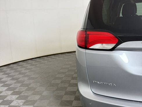 Used 2019 Chrysler Pacifica Touring-L image 13