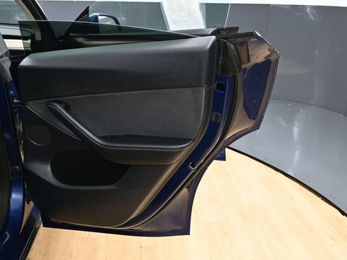 Used 2025 Tesla Model Y Long Range RWD image 39