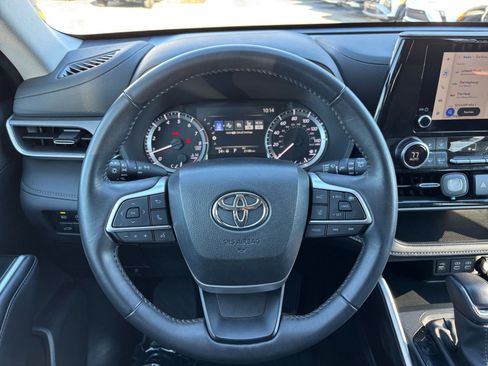 Used 2025 Toyota Highlander LE image 28