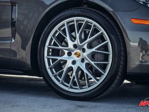 Used 2018 Porsche Panamera 4S image 40