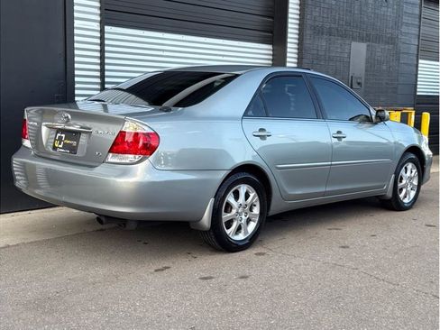 Used 2005 Toyota Camry XLE image 3