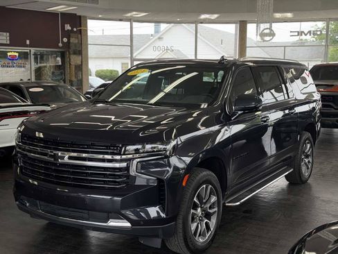 Used 2024 Chevrolet Suburban LT w/ Luxury Package AWD/4WD image 15