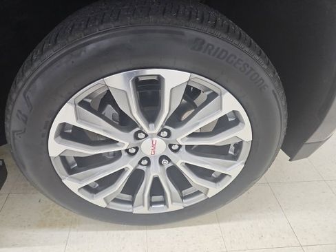 Used 2021 GMC Yukon Denali w/ Denali Premium Package image 23