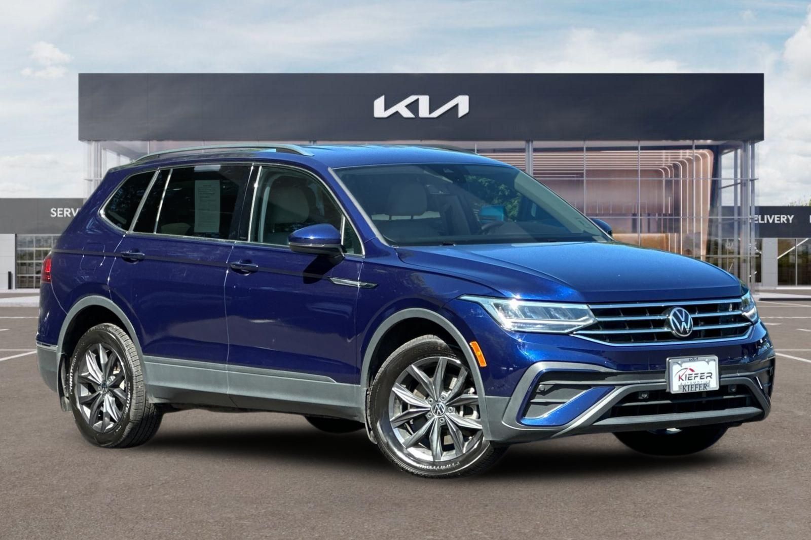 Used 2023 Volkswagen Tiguan SE AWD/4WD image 2