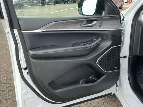 Used 2023 Jeep Grand Cherokee 30th Anniversary image 10