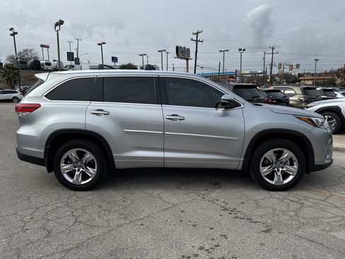 Used 2017 Toyota Highlander Limited image 2