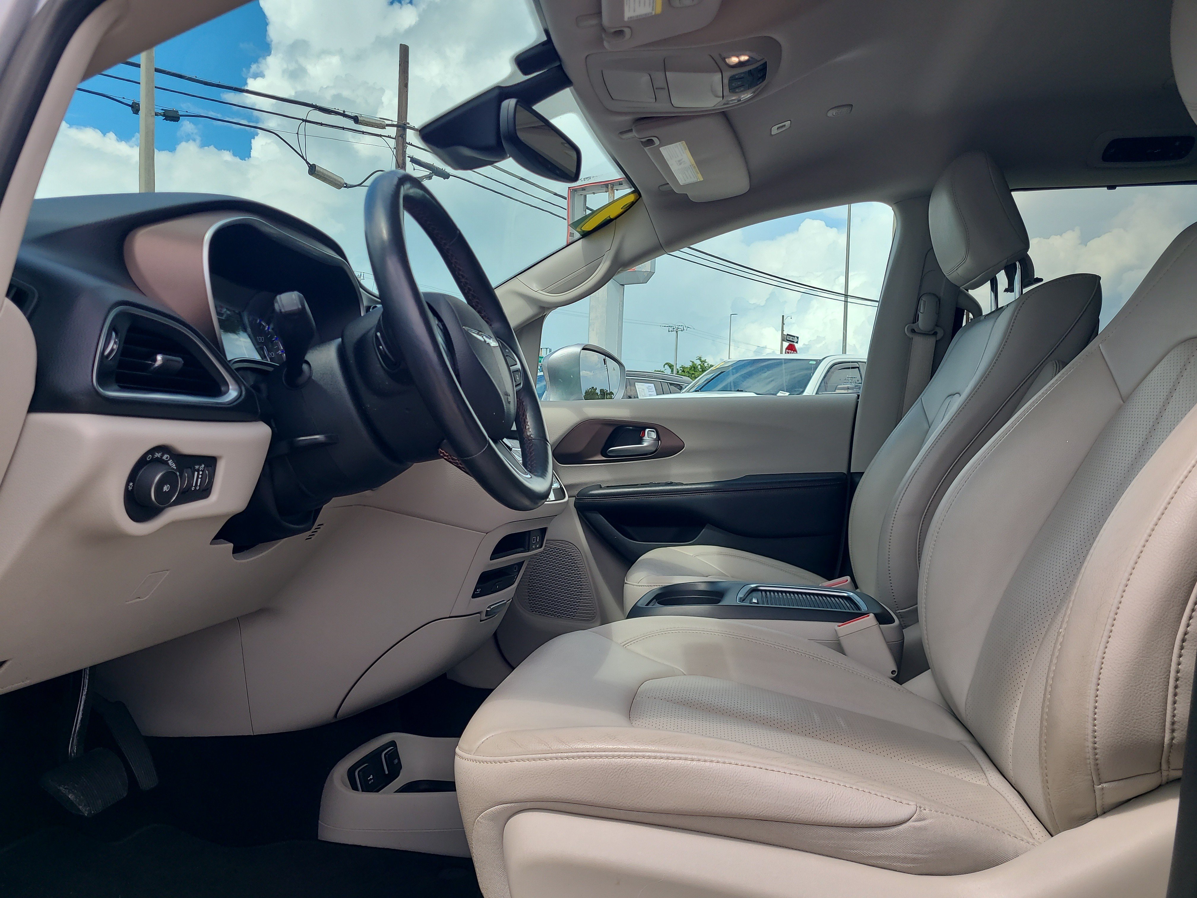 Used 2019 Chrysler Pacifica Touring-L Plus w/ Advanced Safetytec Group FWD image 17